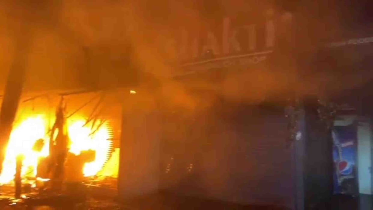 Fire broke out in readymade garment showroom due to short circuit in Sirohi Mount Abu.