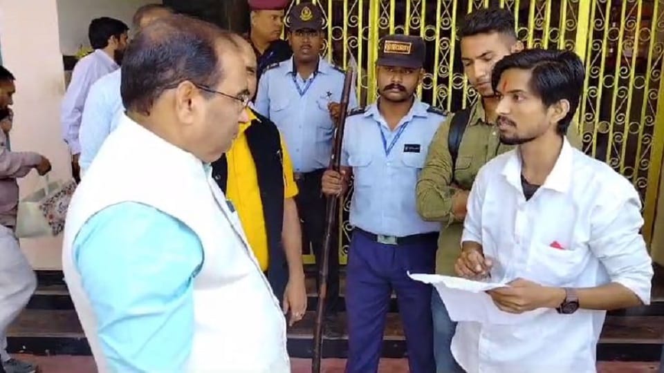Samajwadi Student leaders stopped car of Vice Chancellor in Rohilkhand University Bareilly