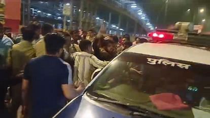 Aligarh: ट्रैफिक इंस्पेक्टर के ऑन ड्यूटी पीटने पर शांति भंग में आरोपी पेश, मिली जमानत accused of beating the traffic inspector got bail