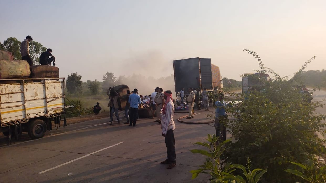 Katni News: Fire broke out in a moving trolley, goods worth lakhs burnt to ashes,