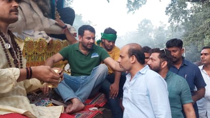 Tej Pratap Yadav, arrived at the statue immersion program, was seen with niece Katyayani and family.