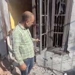 पाक गोलीबारी से हुए नुकसान को दिखाते हुए