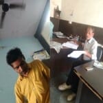एआरटीओ कार्यालय के बाहर लर्निंग लाइसेंस के बारे में जानकारी देते दलाला। संवाद
