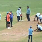पिच देखते राहुल द्रविड़।