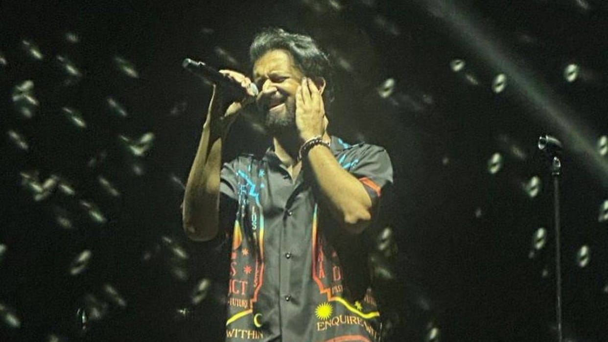Atif Aslam Stopped Concert as Fan throw money at him singer said Do not throw it at me