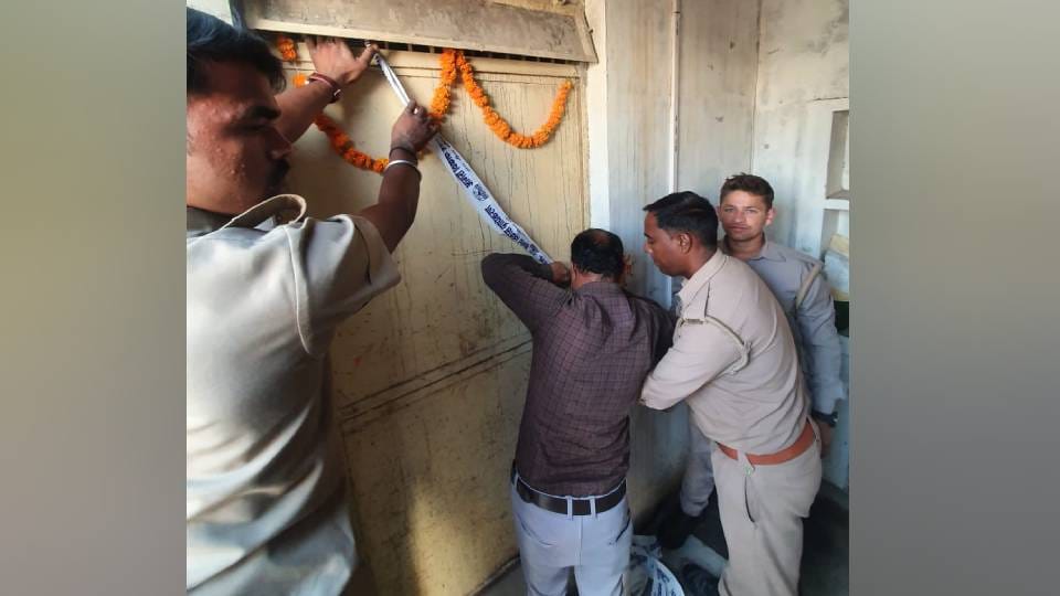 ADA sealed factory making silver and gilt chains in Agra