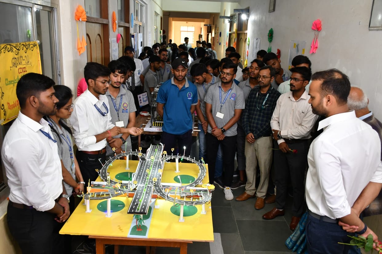 Ashoka Institute Varanasi: Students make hi-tech army gloves, will give 2000 watt shock to enemies on the bord
