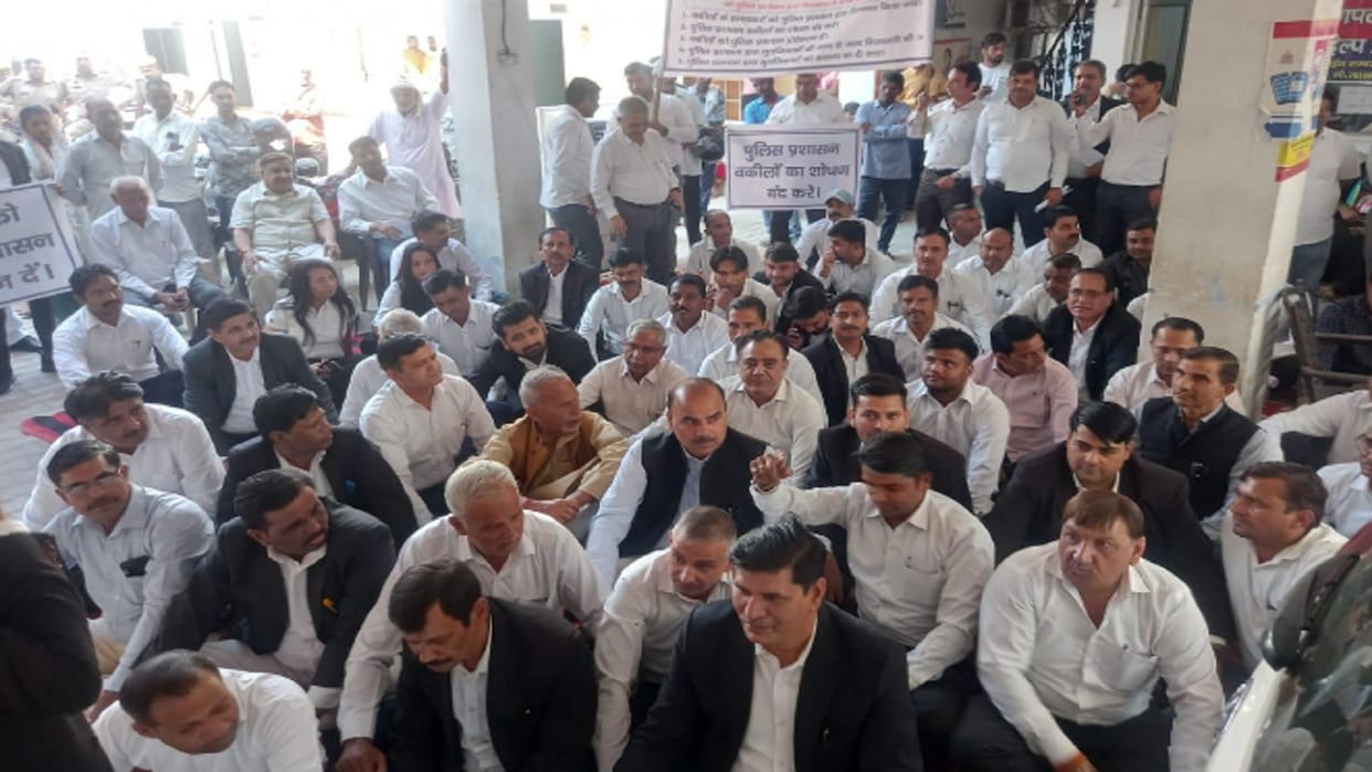 Advocates have protest at SP office in Baghpat after not arrested of attackers