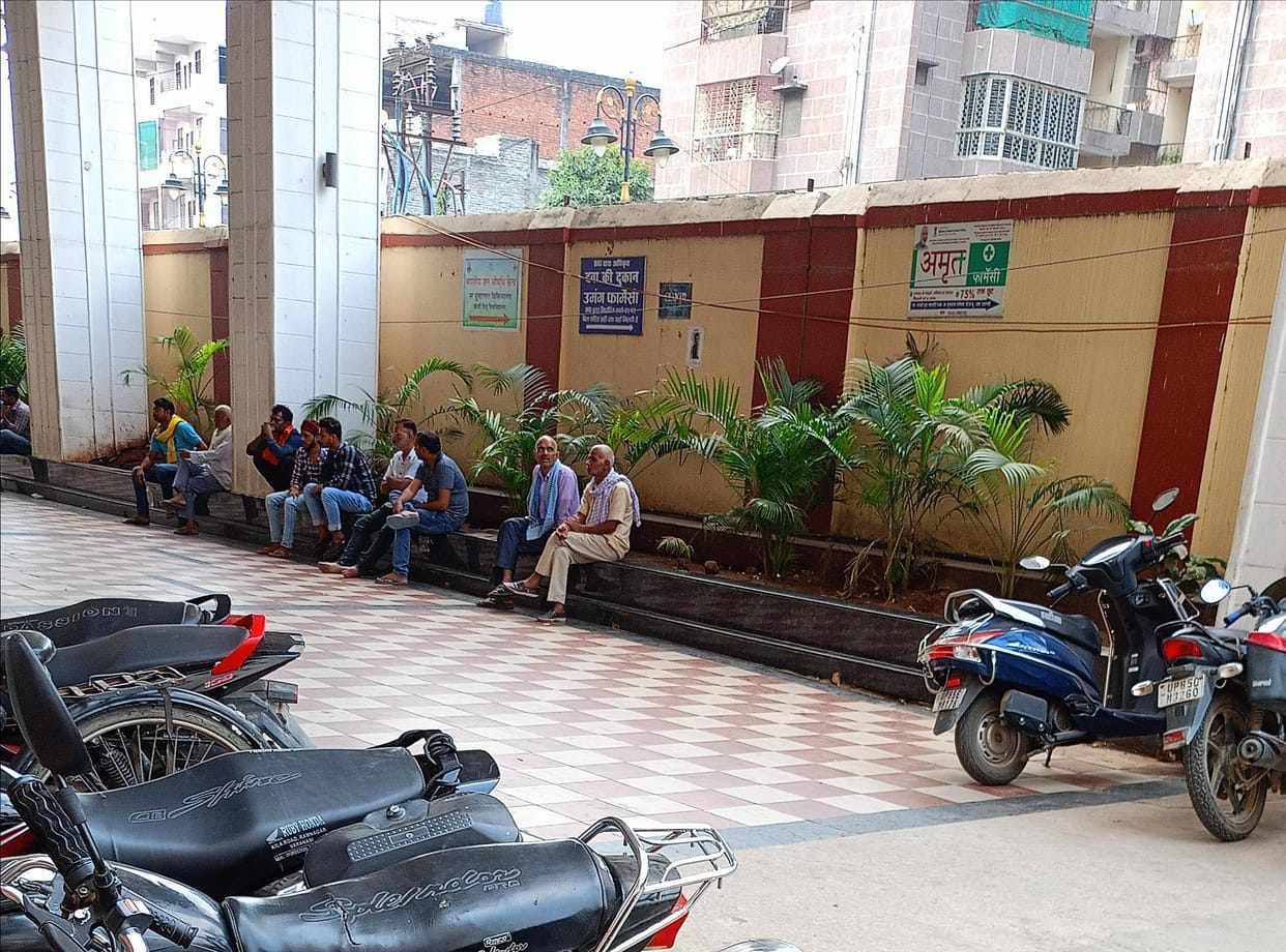 market of middlemen is set up in BHU hospital premises. Cheapest sale of medicine-test-treatment-ambulance