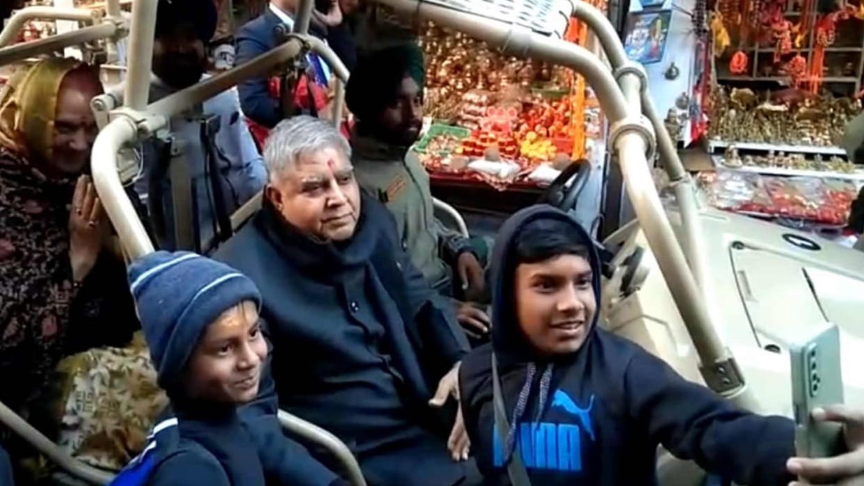 Vice President Jagdeep Dhankhar Visit Gangotri child Hold Vice President hand and said Papa take photo quickly