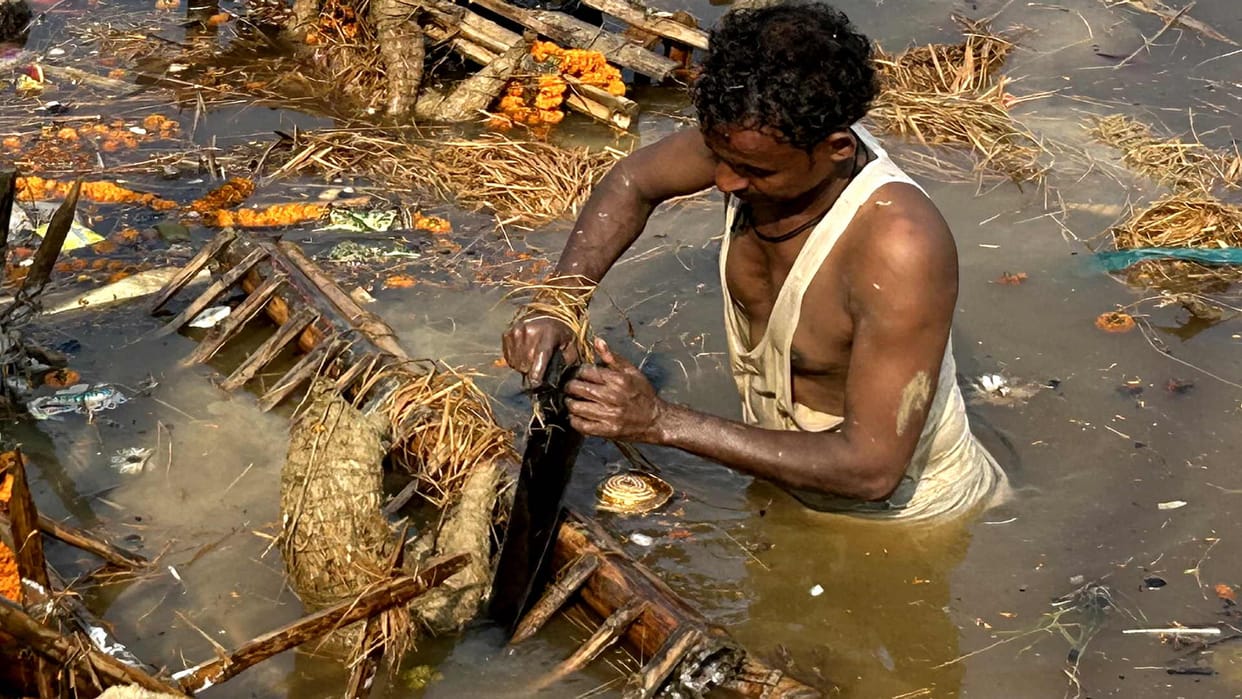 crowd for second day to take away wood used in statues