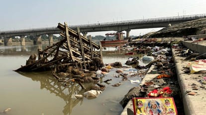crowd for second day to take away wood used in statues