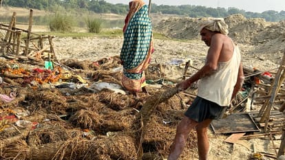 crowd for second day to take away wood used in statues