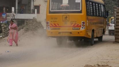 गोरखपुर: प्रतिमा विसर्जन की भीड़, निर्माणों से उड़ी धूल ने बिगाड़ी हवा की सेहत, रखें ख्याल Crowd at idol immersion dust blown from constructions spoiled health of air
