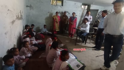 Pak Ceasefire Violation: गोलीबारी से दहशत, सुहागपुर में बंकर में लगी क्लास, अरनिया में कई स्कूल बंद Pak Ceasefire Violation: Panic due to pakistan firing school Classes held in bunker in Suhagpur arnia