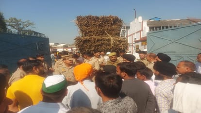 Farmers locked the gates of Kesar Sugar Mill baheri in Bareilly