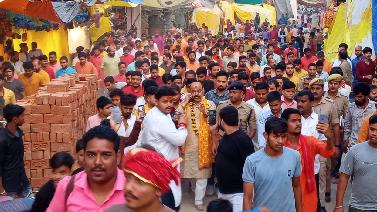 Mirzapur: Panda community sitting on dharna at the exit gate of Maa Vindhyavasni temple complex