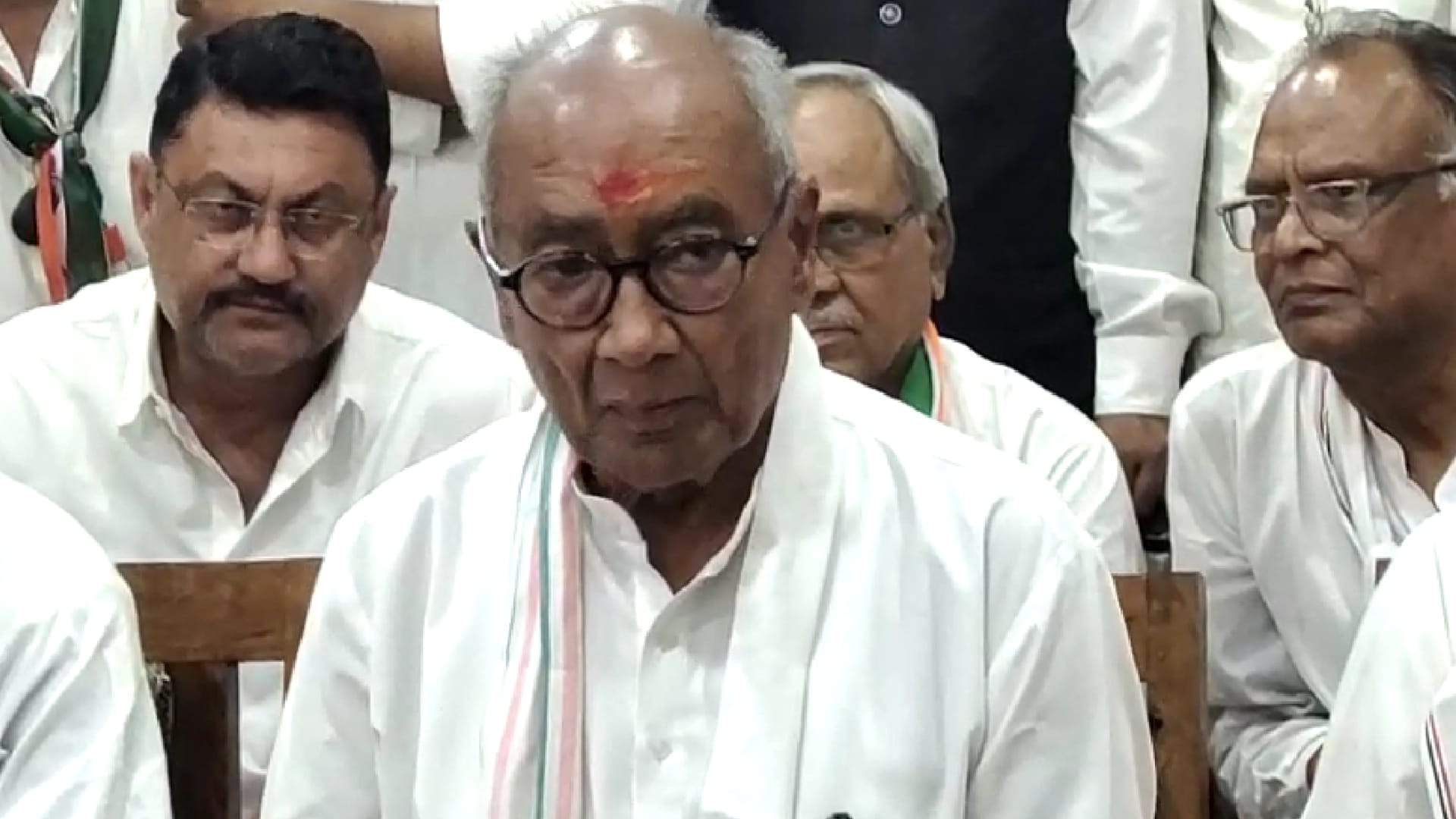 पूर्व मुख्यमंत्री व वरिष्ठ कांग्रेस नेता दिग्विजय सिंह