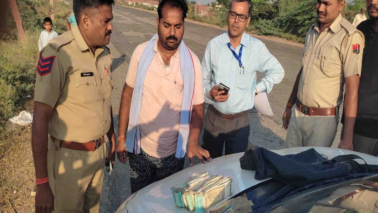 Police and Election Commission team recovered Rs 6 lakh 90 thousand from the car in Dholpur