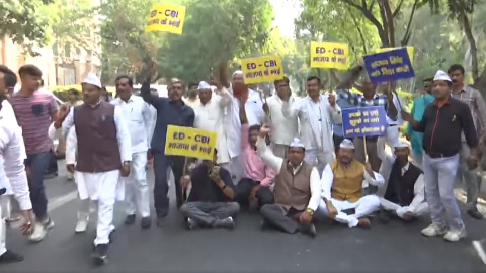 AAP workers demonstrated demanding the release of Sanjay Singh
