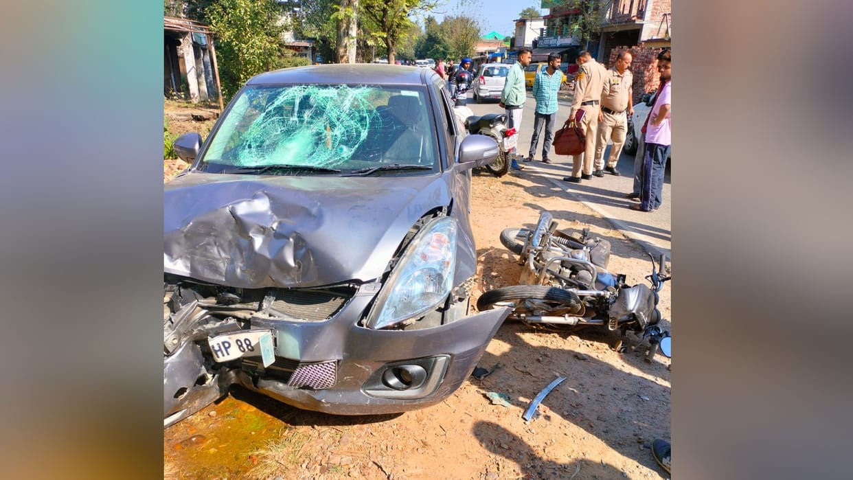 Kangra News: Car on wrong side hits bike Two Students injured
