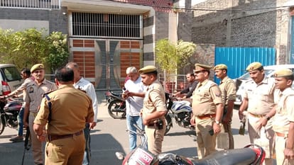 Rampur: ठेकेदार फरहत अली के घर पर इनकम टैक्स का छापा, आजम खां से जुड़े मामले में बताई जा रही कार्रवाई Rampur: Income tax raid house contractor Farhat Ali, action being taken case related Azam Khan