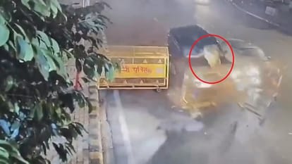 Delhi Shocking Video: दिल्ली में बेकाबू कार ने पुलिसकर्मी को मारी टक्कर, हवा में उछलकर कई फीट दूर गिरा सिपाही Out of control car hits policeman in Delhi