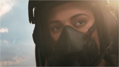 Tejas Movie Review in Hindi by Pankaj Shukla Kangana Ranaut Sarvesh Mewara Anshul Chauhan Shashwat Sachdeva