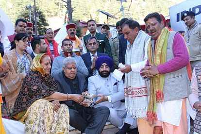 Vice President Jagdeep Dhankhar Visit Gangotri child Hold Vice President hand and said Papa take photo quickly