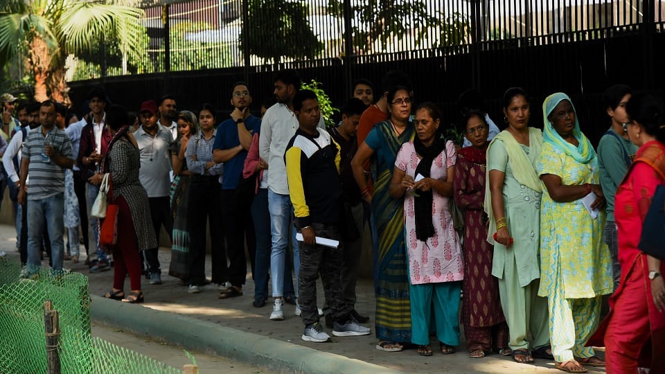 Delhi : Long queue outside RBI to exchange Rs 2000 note