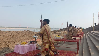 वाराणसी: 32 साल में चौथी बार दिन में हो रही है गंगा आरती, दशाश्वमेध और अस्सी घाट पर अलग ही है नजारा Varanasi: For the fourth time in 32 years, Ganga Aarti is being held during the day at Dashashwamedh and Assi