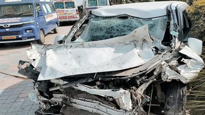 लखनऊ एक्सप्रेसवे पर हादसा: जीआरपी सिपाही की कार अज्ञात वाहन से टकराई, इलाज के लिए ले जाते समय मौत Accident on Lucknow Expressway GRP constable's death in agra