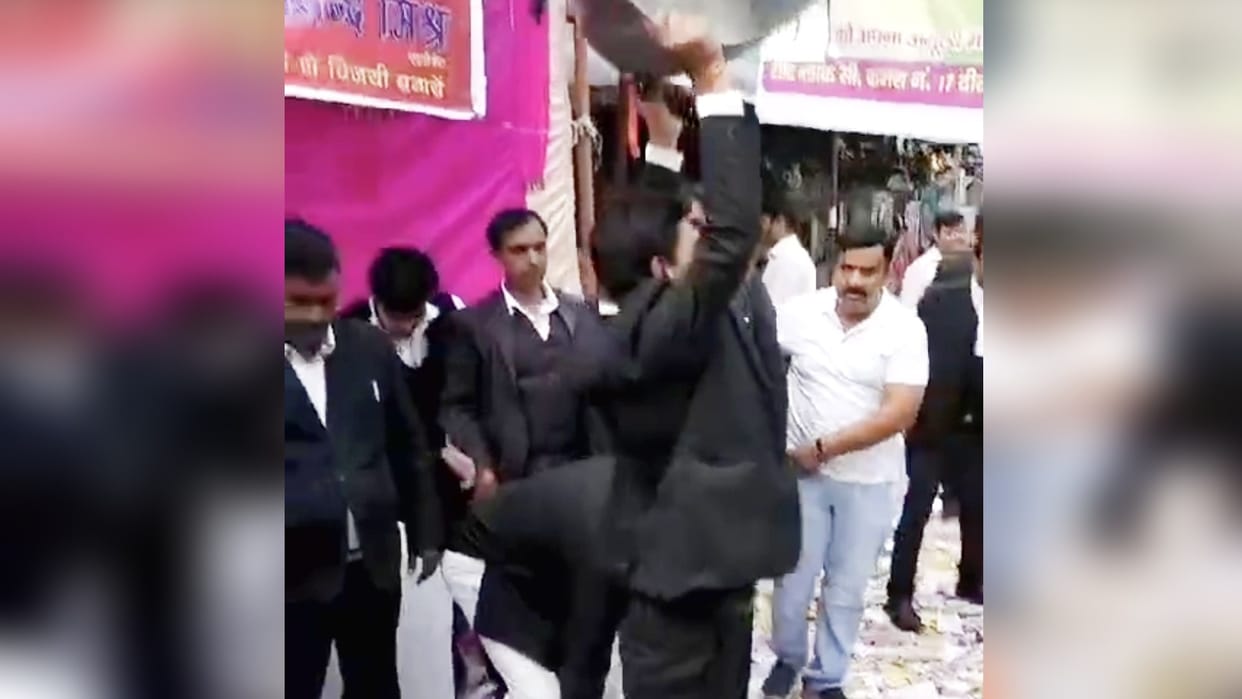 Huge ruckus in District Advocates Association elections, people ran away with ballot box, voting postponed