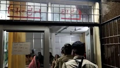 Basti News: बस्ती जिला अस्पताल के चिल्ड्रन वार्ड में लगी आग, मच गई अफरा-तफरी Fire broke out in children ward of Basti District Hospital