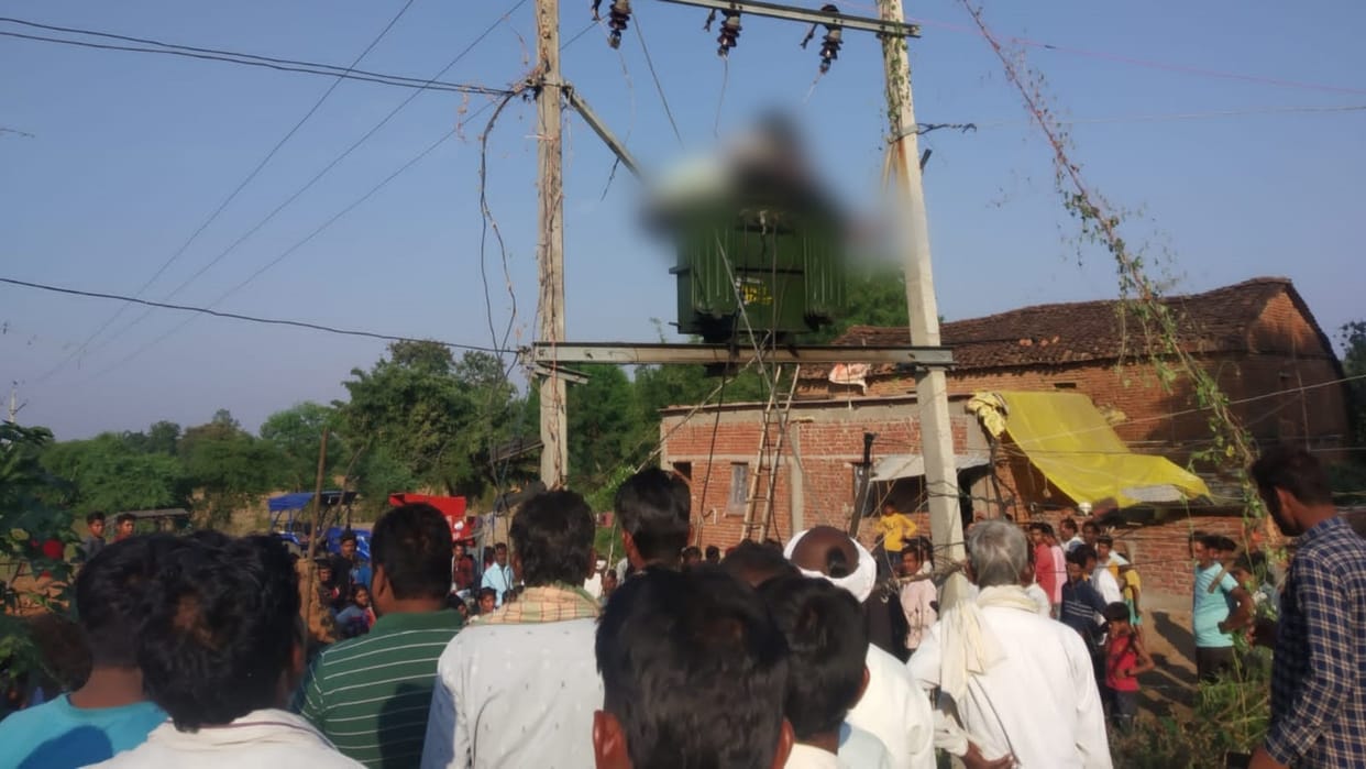 Damoh News: Helper died while repairing transformer; dead body remained hanging above, police brought it down