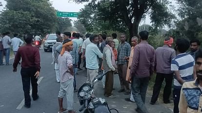 Etah: तेज रफ्तार पिकअप ने बाइक सवार दंपती को मारी टक्कर, पत्नी की मौत जबकि पति की हालत नाजुक Wife died while husband condition critical in collision with pickup in Etah