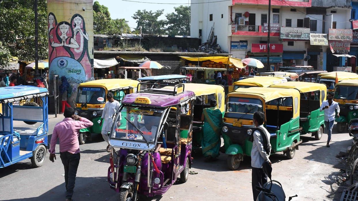 Theft happening inside auto in Gorakhpur