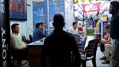 Burhanpur: इलेक्ट्रॉनिक आइटम की फर्म के ठिकानों पर GST टीम ने दी दबिश; 25 से अधिक कर्मचारी खंगाल रहे दस्तावेज GST team from Indore raided premises of electronic items firm in Burhanpur
