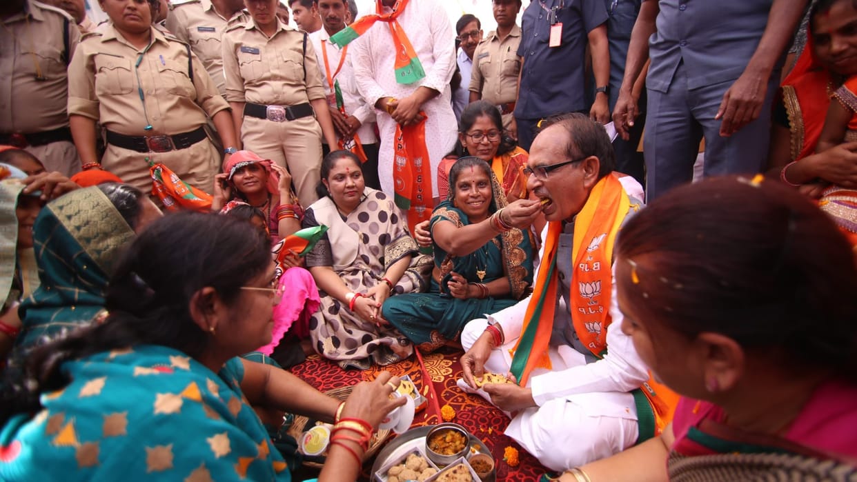 MP Election 2023: Shivraj Singh Chauhan ate food while sitting with his sisters in Burhanpur.