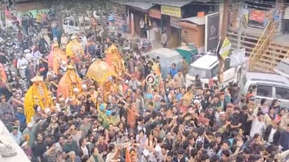 Kullu Dussehra: शाही अंदाज में निकली भगवान नरसिंह की चौथी जलेब, अलौकिक नजारा देख ठहर गए कदम Devlu danced to the beats of drums in the fourth Jaleb of Lord Narasimha in International Dussehra Festival