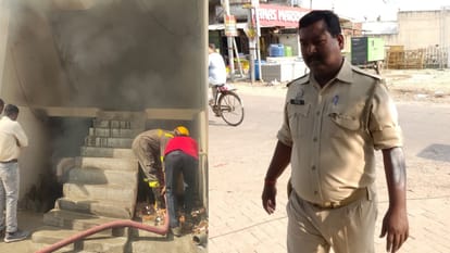 Lucknow: दोना-पत्तल फैक्ट्री में लगी आग में पांच लाख का माल खाक, बुझाने में सिपाही का हाथ झुलसा Fire broke out in a factory in Indira nagar Lucknow.