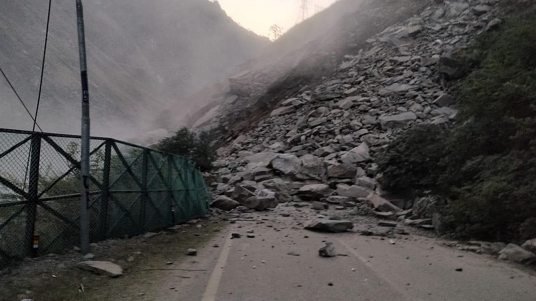 Kinnaur Debris on NH 5 due to landslide near Nathpa Jhula