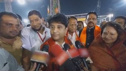MP Election: सिंधिया का दिग्विजय पर तंज; कहा- जब कांग्रेस को हार के संकेत मिलते हैं, तो वह डब्बे को कोसती है MP Election 2023: Scindia's taunt on Digvijay; Says Congress curses EVMs when there are signs of defeat