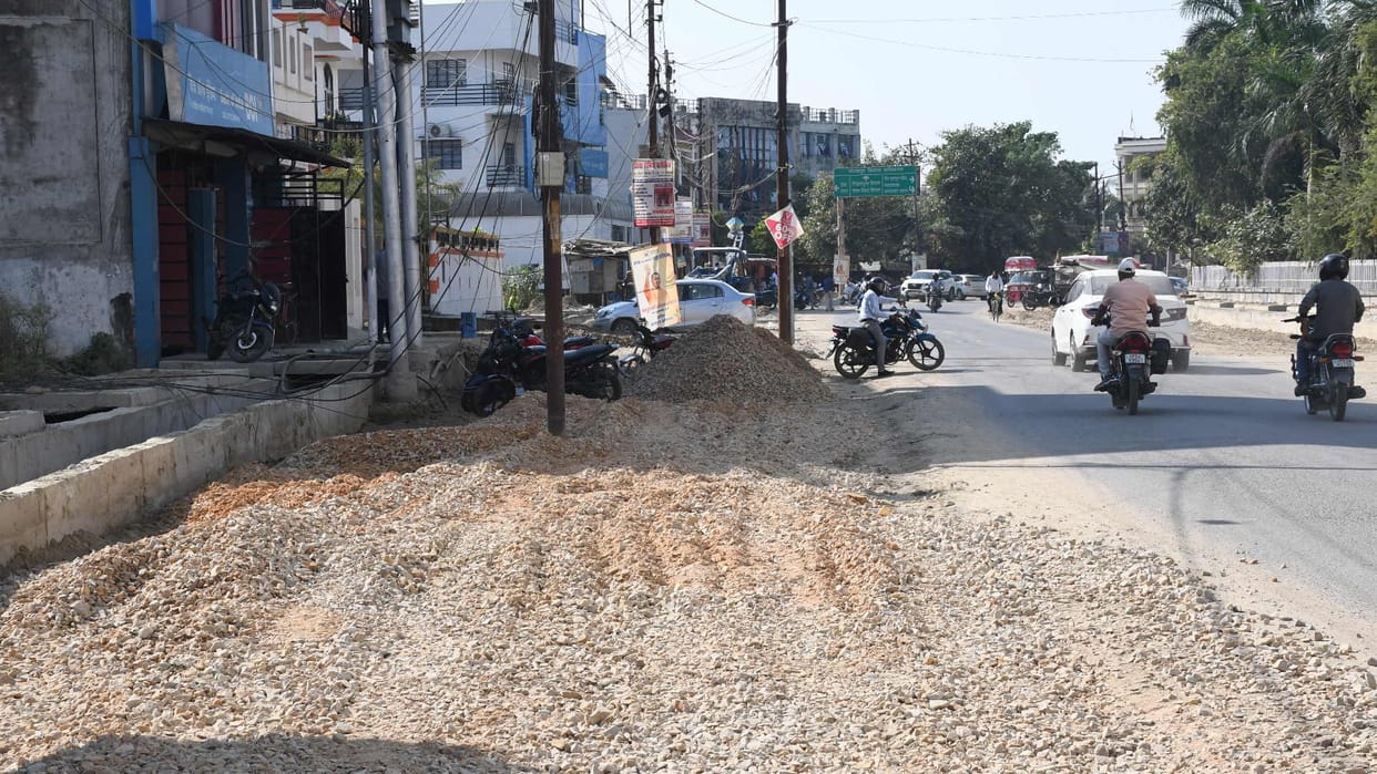 Four lane road being built from Naya Savera to Deoria Bypass and Taramandal Gorakhpur