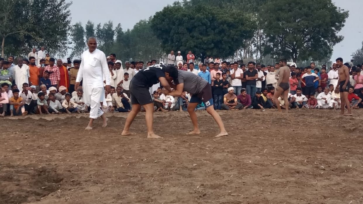 Shamli: Female wrestlers from Hisar and Sonipat remained on equal footing in dangal of Durga Mela