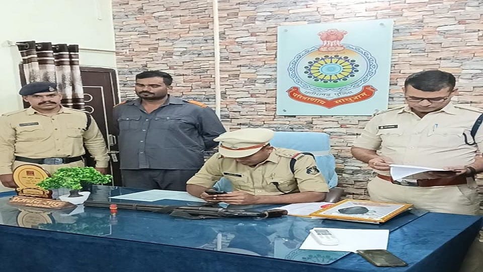 Drunk security guard fired in the air created chaos in the liquor shop in  Korba