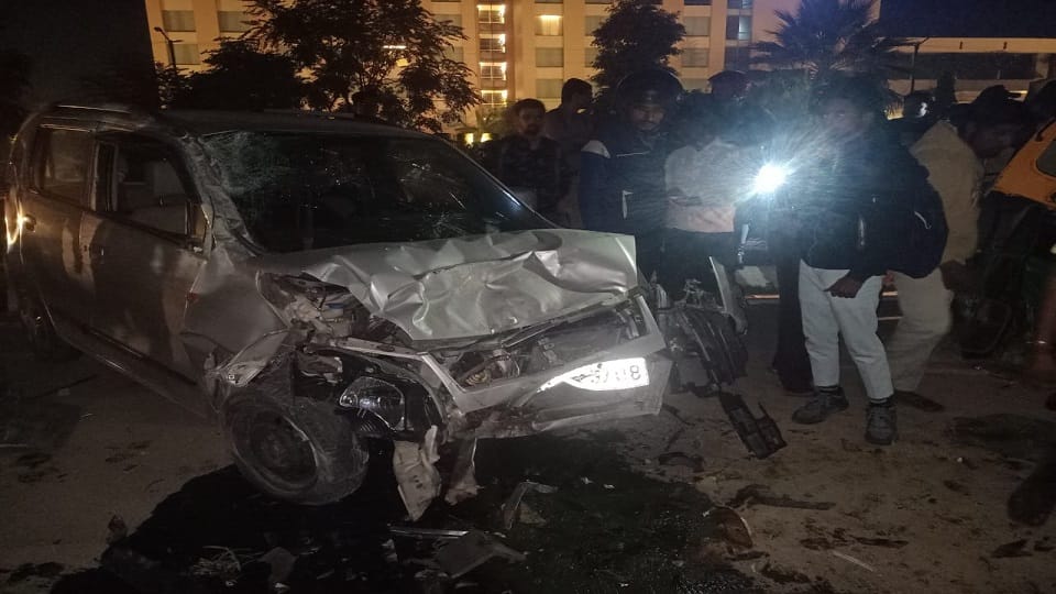 car hits tempo in rudrapur