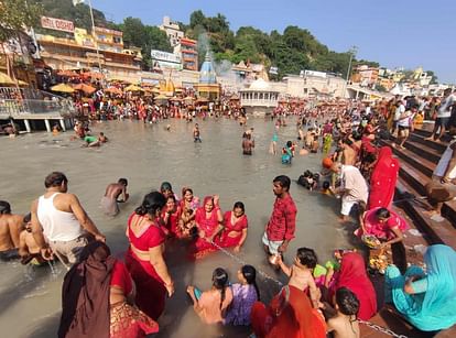 Sharad Purnima 2023 Ashwin month today crowd gathered in Haridwar to take bath in Ganga Watch Photos