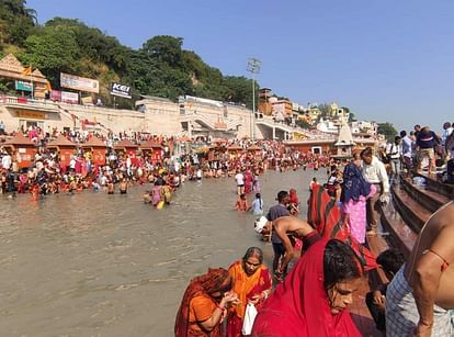 Sharad Purnima 2023 Ashwin month today crowd gathered in Haridwar to take bath in Ganga Watch Photos