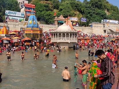 Sharad Purnima 2023 Ashwin month today crowd gathered in Haridwar to take bath in Ganga Watch Photos